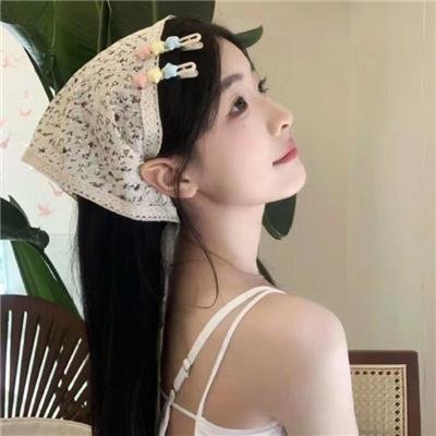 泳池里的女人